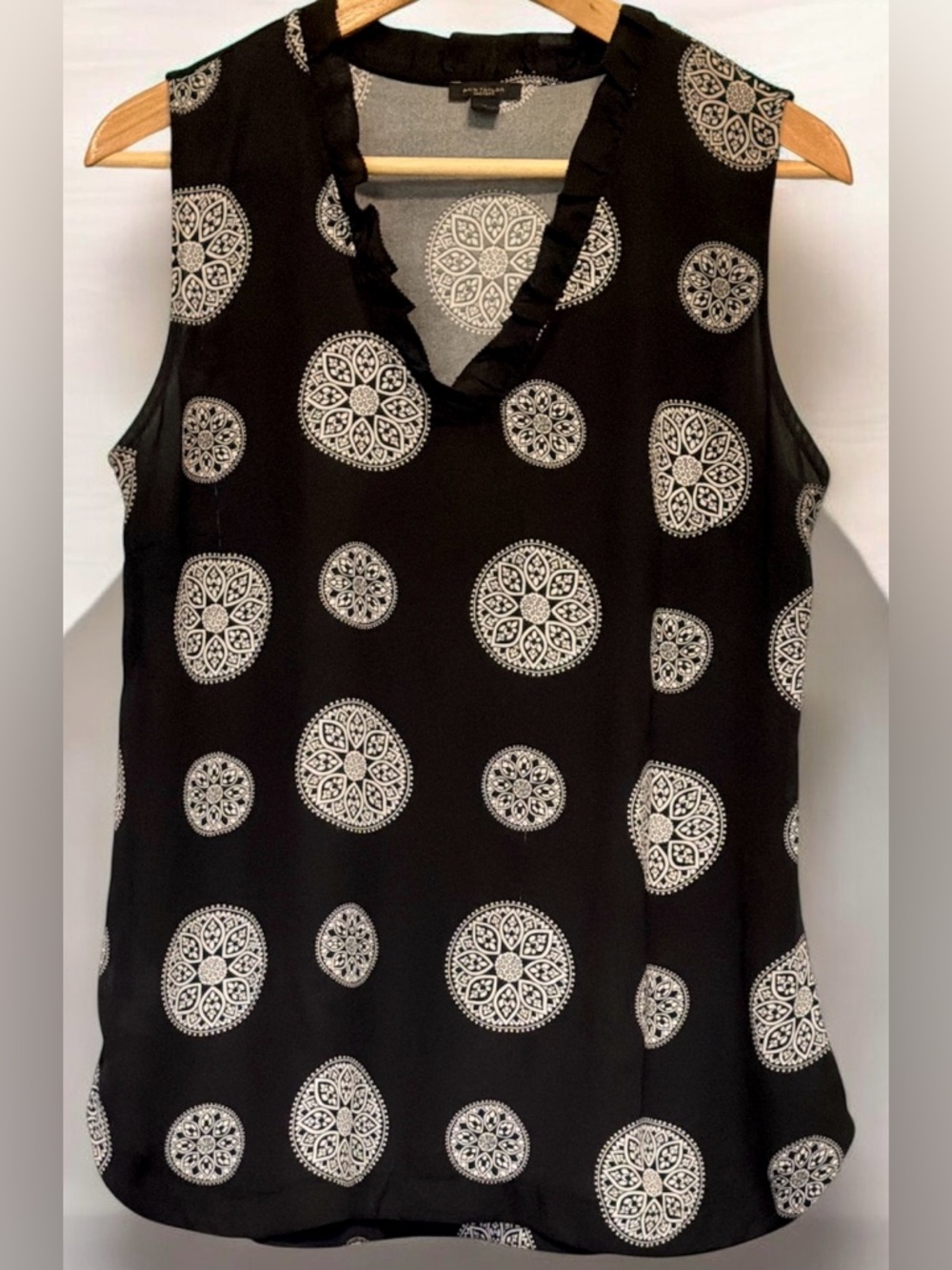 Ann Taylor factory Sleeveless Black Medallion Print V-Neck blouse